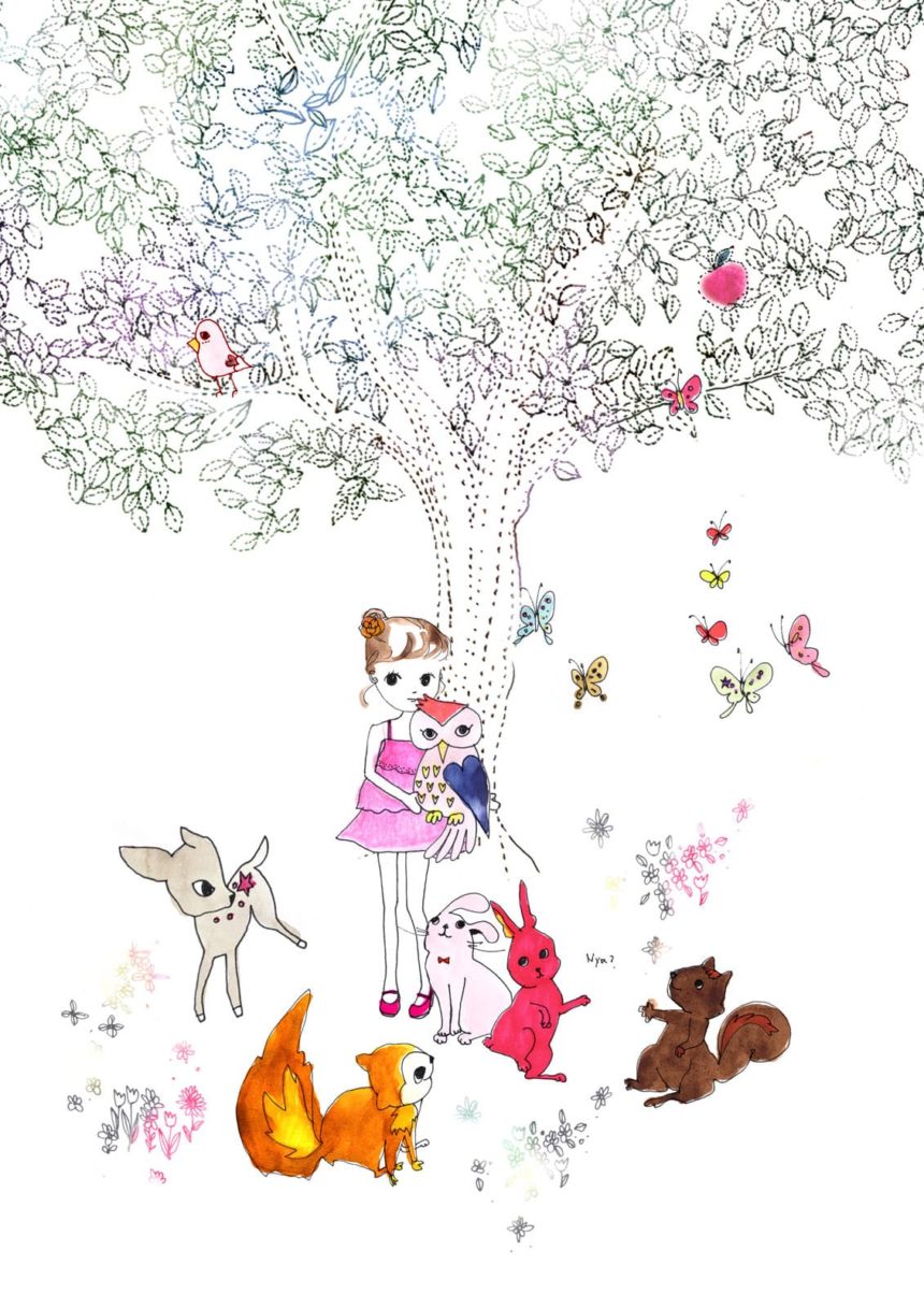 Illustration d'une jeune fille avec un hibou dans les bras et des animaux à ses côtés, sous un arbre avec une pomme rose.